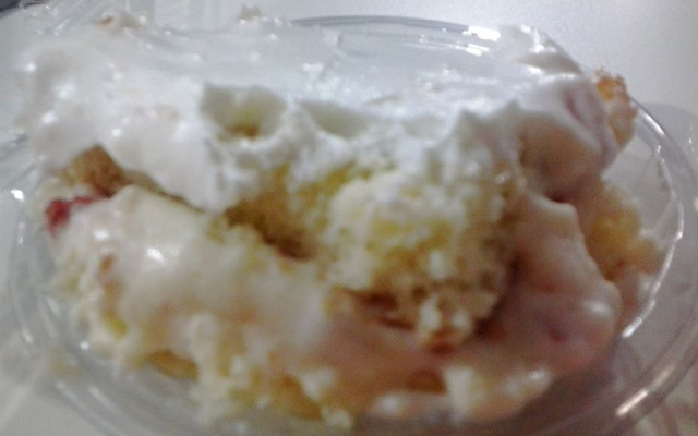 Bolo pavê de chocolate branco com morango