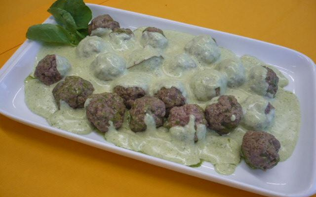 Almôndega com molho de agrião e pimenta rosa