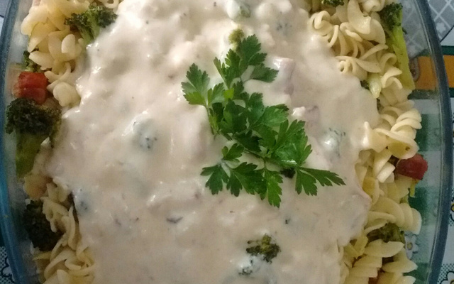 Macarrão com brocólis e bacon