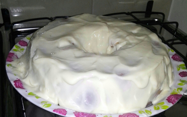 Bolo de iogurte com cobertura de leite condensado e limão