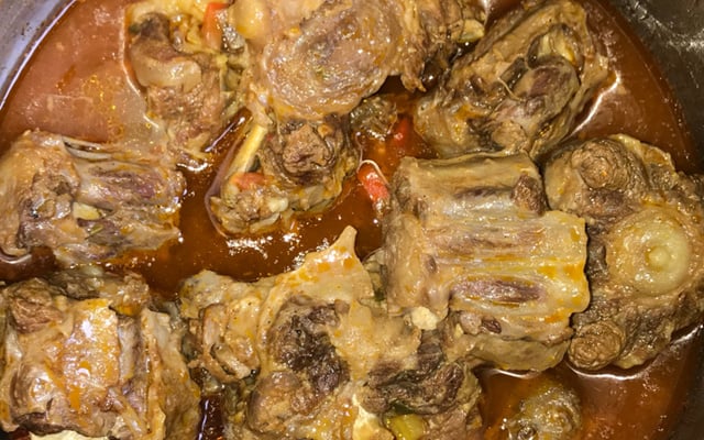 Rabada com pirão de farinha de mandioca