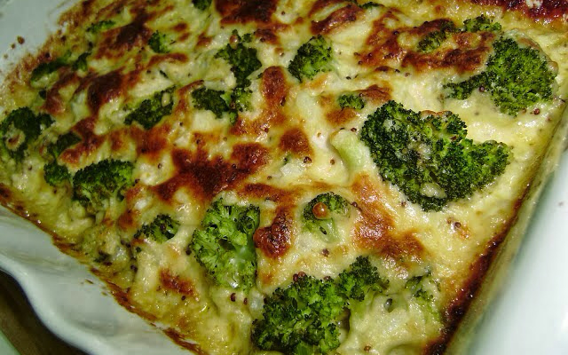 Peito de frango gratinado com brócolis