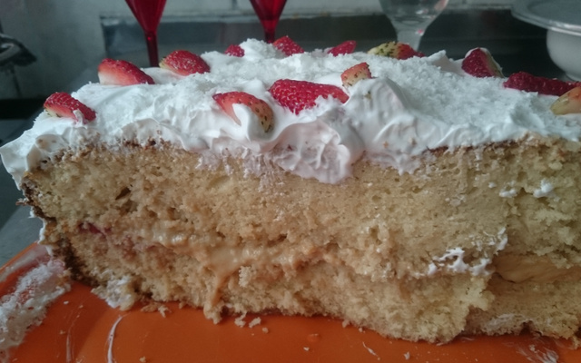 Bolo com doce de leite e morango da Tamy