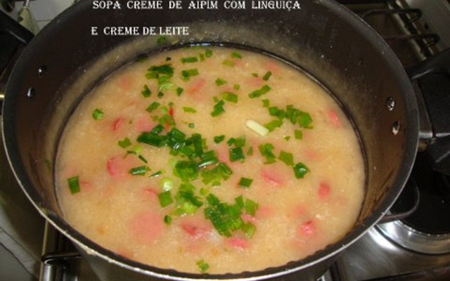 Sopa creme de aipim (mandioca) com linguiça e creme de leite