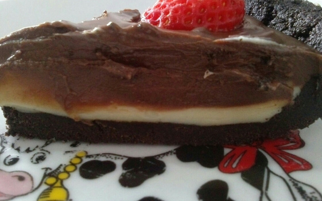 Torta de biscoito de chocolate recheado de baunilha, chocolate e morangos