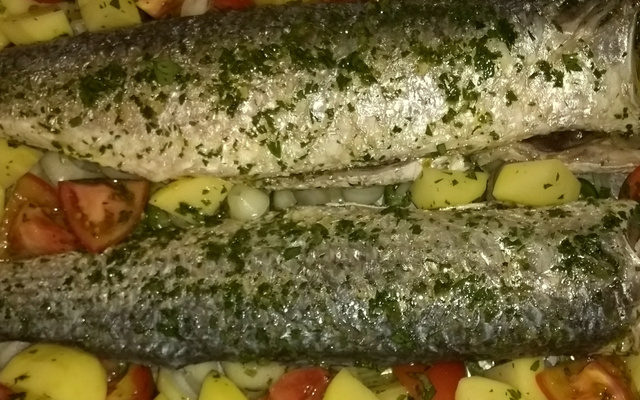Corvina ao forno com batata e tomate