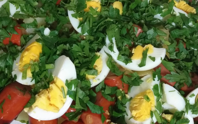 Salada quente de salsicha com batata
