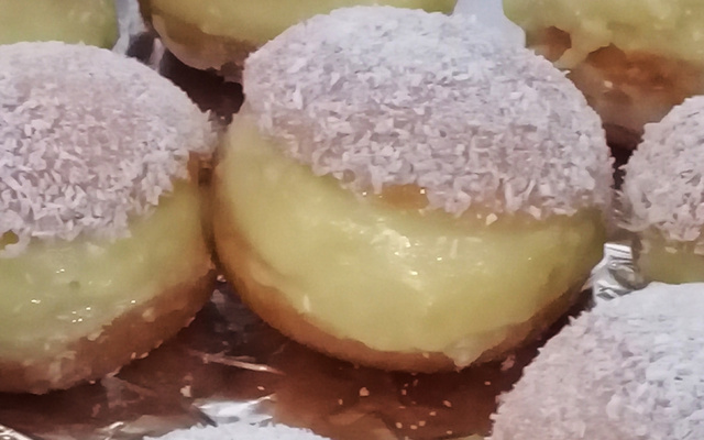 Sonho com recheio de doce de leite