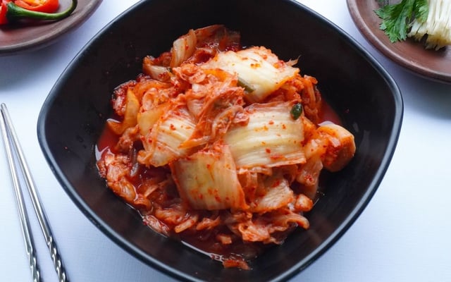 Porção de kimchi de acelga fácil temperado em tigela