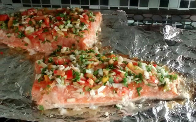 Salmão assado na churraqueira