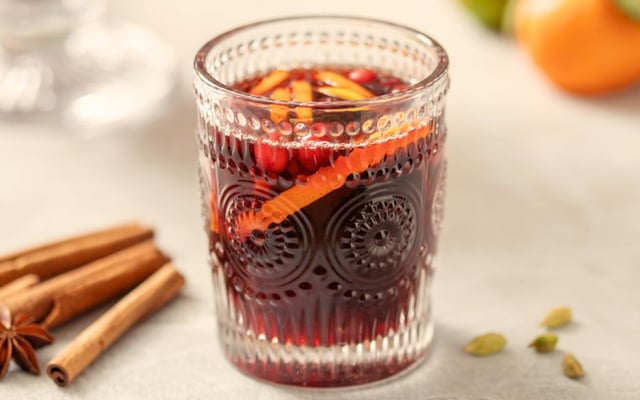 Quentão sem álcool com suco de uva, limão e especiarias