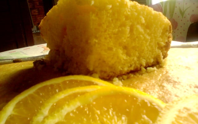 Bolo fofinho com casca de laranja