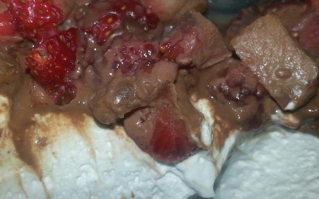 Sobremesa de morango com chantilly