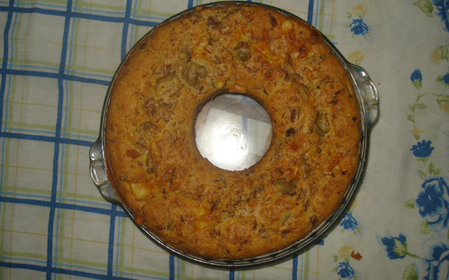Bolo salgado de carne seca e provolone