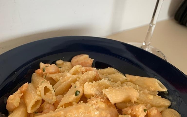 Macarrão penne ao molho de camarão