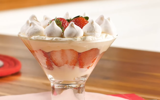 Merengue de morango com camadas de fruta, creme e suspiro