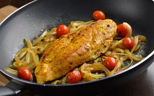 Filé de frango com açafrão-da-terra e pimenta-do-reino