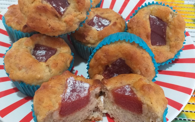 Muffin de banana recheado com goiabada