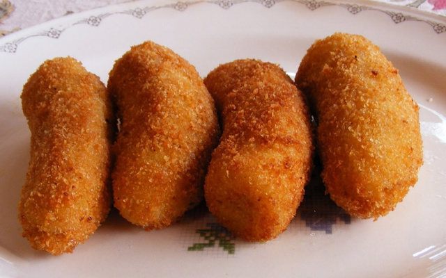 Salsichão à milanesa