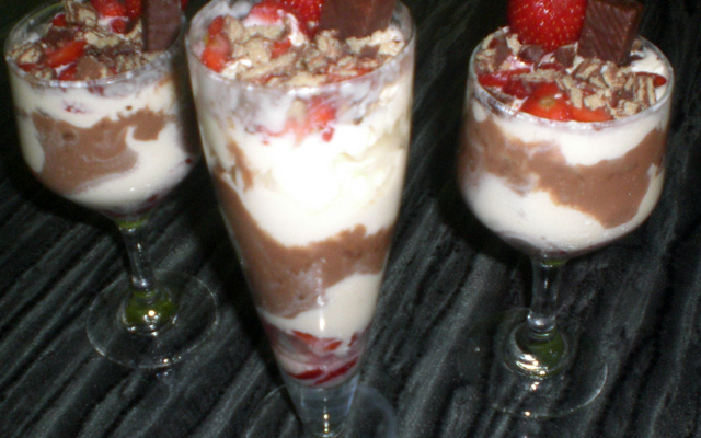 Sobremesa de sorvete com morango e Bis