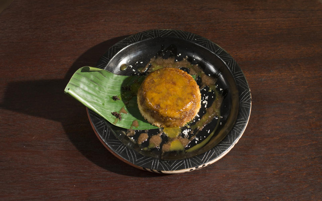 Pudim de mandioca, cajá e castanha com calda de formiga e creme de caramelo