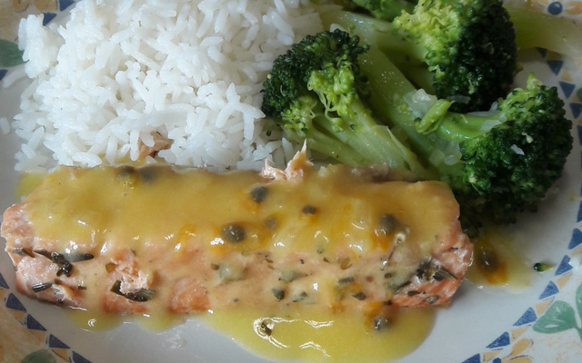 Salmão no forno com calda de maracujá
