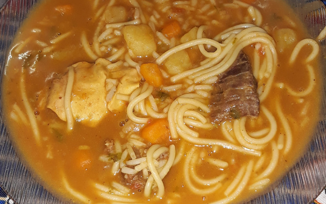 Sopa de feijão com macarrão
