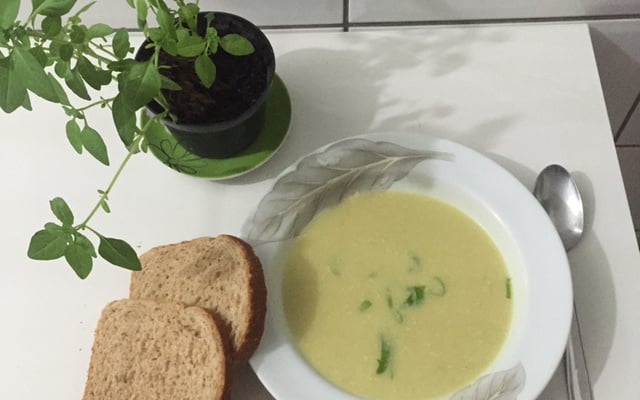 Creme de batata-doce e alho-poró