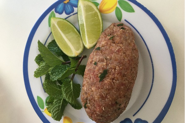 Quibe cru com toque brasileiro 