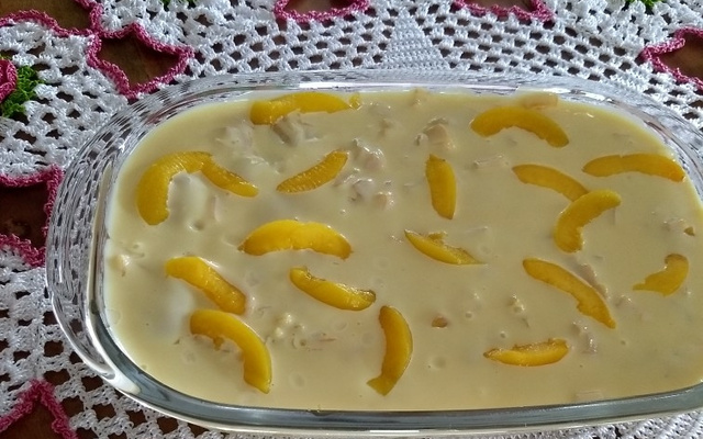 Pavê de pêssego com bolacha de champanhe