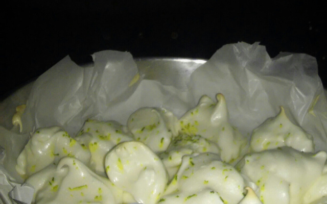 Suspiro com raspinhas de limão