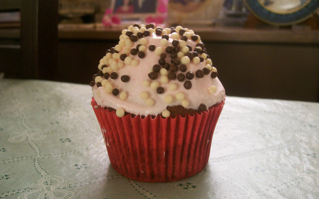 Cupcake de chocolate com merengue de morango super fácil