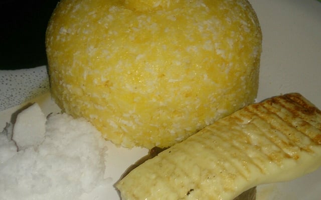 Cuscuz com coco ralado e carne de sol