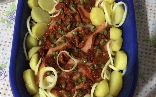 Salmão com tomate seco e alcaparras