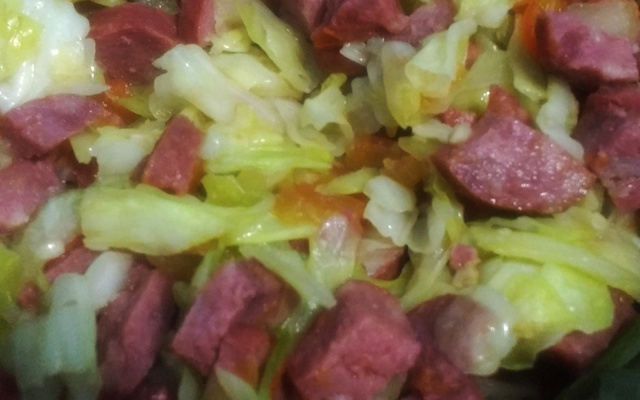 Refogado de repolho, calabresa e bacon