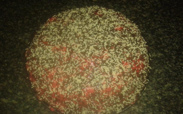 Torta de limão e baunilha com recheio e cobertura de morango