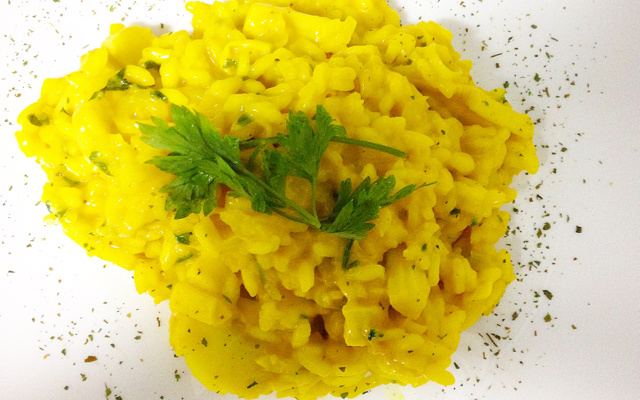 Risoto de açafrão, palmito e alho-poró