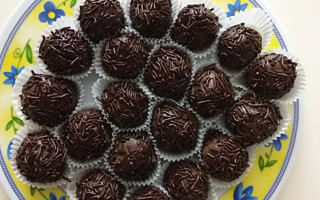 Brigadeiro de casca de banana