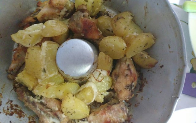 Coxa de frango assada com batatas