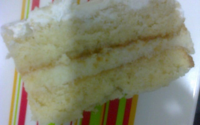 Bolo com creme de coco e chantilly