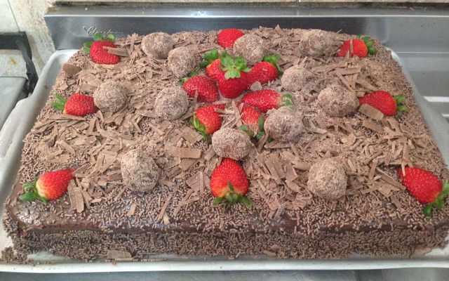 Bolo de chocolate com morango