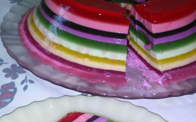 Gelatina colorida em camadas