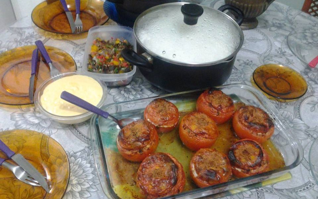 Tomates ao forno recheados