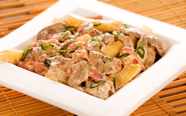 Iscas de carne e mandioca