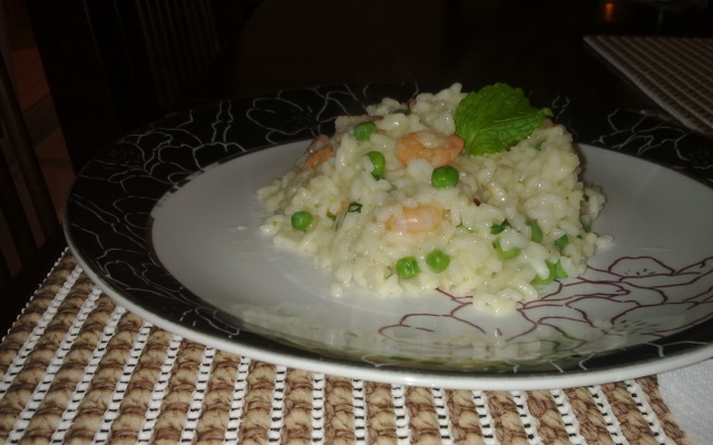 Risoto de camarão com ervilhas frescas