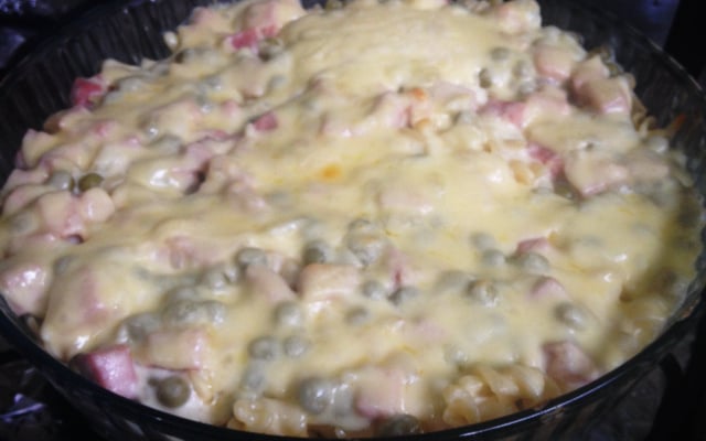 Macarrão de forno ao molho branco de queijo e presunto