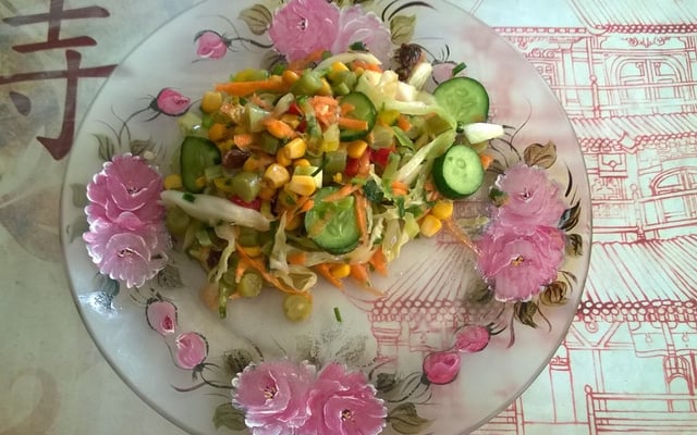 Salada deliciosa temperada com mel, suco de limão e azeite