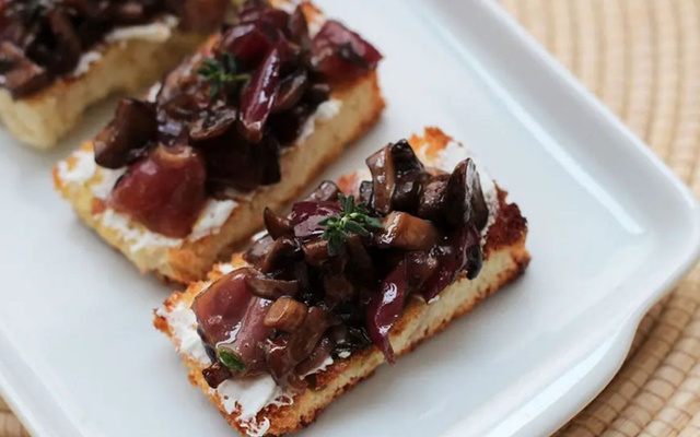 Bruschetta de cogumelos e uva em uma travessa