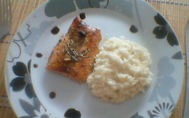 Salmão ao molho de alecrim com risoto à piemontese