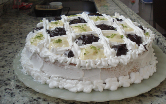 Bolo com recheio de limão e chocolate